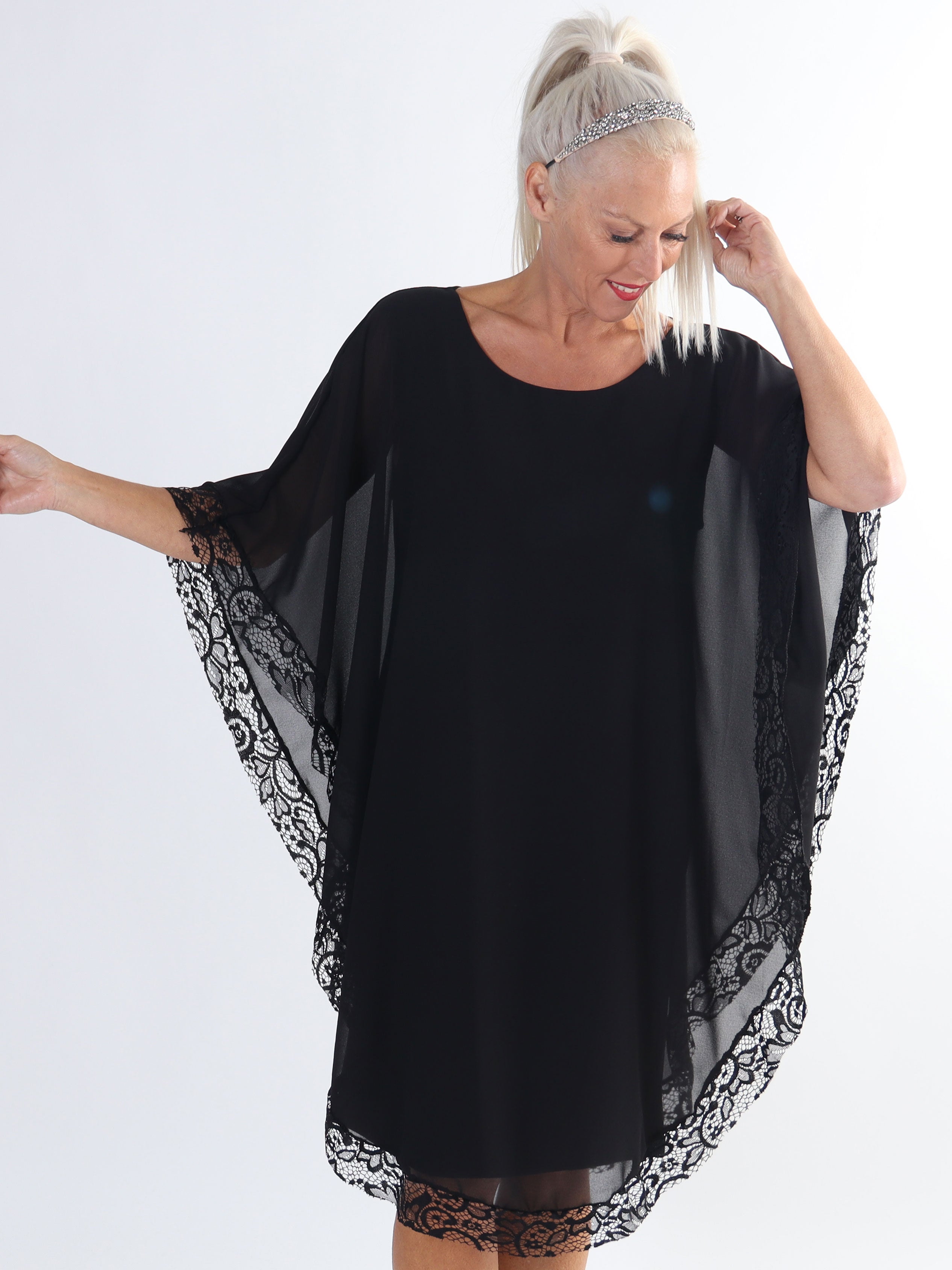 Kenya Edge - Plus size tunikaklänning med chiffonglager och spetskant